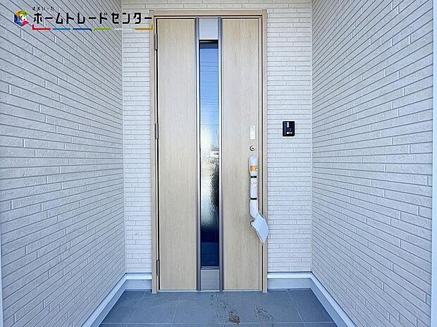 【玄関】１号棟
玄関ポーチには屋根がついているので雨でも玄関前で濡れずにお出かけ準備が出来ます。セキュリティを高められるTVモニター付きインターホンが標準装備です！