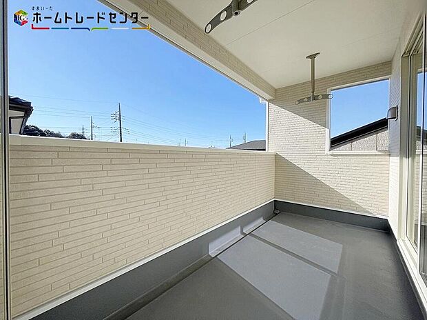 【バルコニー】１号棟
インナーバルコニーは、広く取られた屋根付き空間なので、急な天気の変化などにも慌てることがありません。またプライバシーが確保でき、家族の憩いの場としても利用可能です。