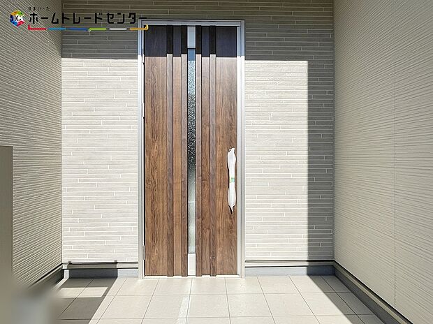 【玄関】 
玄関ポーチには屋根がついているので雨でも玄関前で濡れずにお出かけ準備が出来ます。セキュリティを高められるTVモニター付きインターフォンが標準装備です！