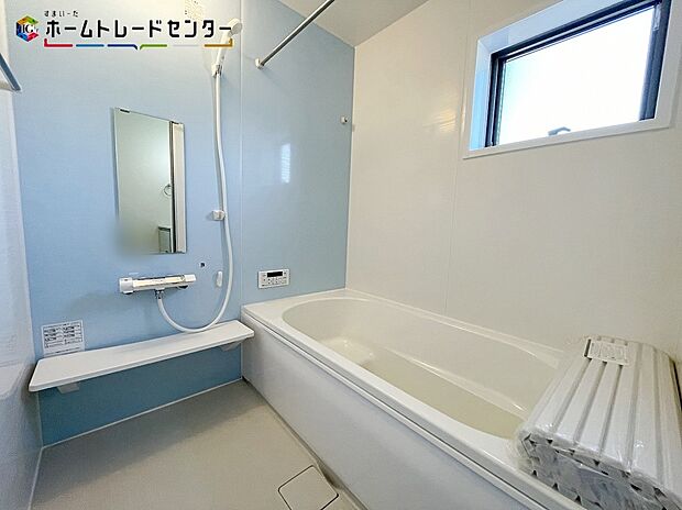 【浴室】浴室は湿気がたまりやすく、換気扇だけではどうしてもカビが出やすいです。窓もあり浴室乾燥機も設置されておりますのでカビの抑制に繋がります！洗濯物を乾かすことも出来ます！雨の日や花粉の季節も心配いりません