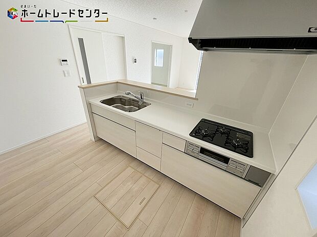 【キッチン】対面キッチンのメリットとして最も体感しやすいのが開放感！目線を遮るものがなく周囲を見渡せるため、家族やお客様、ペットの様子に目が届きます！会話を楽しみながら調理をすることもでき楽しく家事が出来ます！