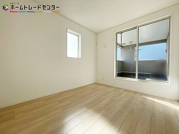 【リビング以外の居室】お陽さまの光をさわやかな風をたっぷりとりこめます。室内は白を基調としたクロスですのでいつも明るい印象！気持ちの良い朝を迎えられます。毎日の生活も明るくなりそうです。自分好みのお部屋を作ってください！