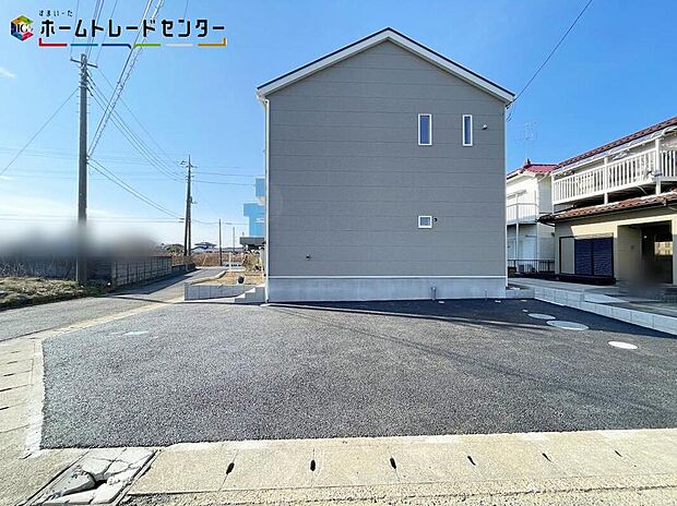 【駐車場】嬉しい仕様がたくさん！
システムキッチン、浴室乾燥機、床下収納、防犯カメラ、TVモニター付きインターホン、人感センサー付玄関灯、全居室ペアガラス、駐車３台可（車種による）