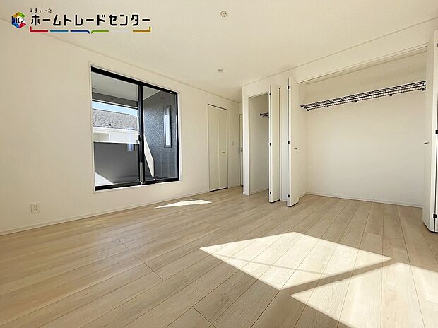 【 リビング以外の居室】４号棟
ベルコニーに面しているお部屋！お陽さまの光を、さわやかな風をたっぷりとりこめます。室内はいつも明るい印象なので気持ちの良い朝を迎えられます。スッキリ起きる朝は一日の生活も明るくなりそうですね！