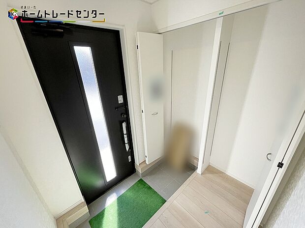 【玄関】４号棟
玄関は、外の明かりが差し込む明るいスペースとなっております！運気の出入り口とも言われておりますので、明るい玄関はご家族の開運にも繋がるでしょう♪