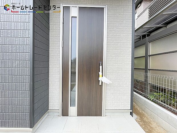 【玄関】玄関ポーチには屋根がついているので雨でも玄関前で濡れずにお出かけ準備が出来ます。セキュリティを高められるTVモニター付きインターフォンが標準装備です!