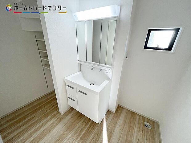 【洗面台・洗面所】散らかりがちな洗面所も三面鏡うしろの収納でスッキリ！サニタリースペースには窓が備えられております。毎朝の身支度も、陽の光差し込む明るい空間で、快適にお使い頂けそうです。