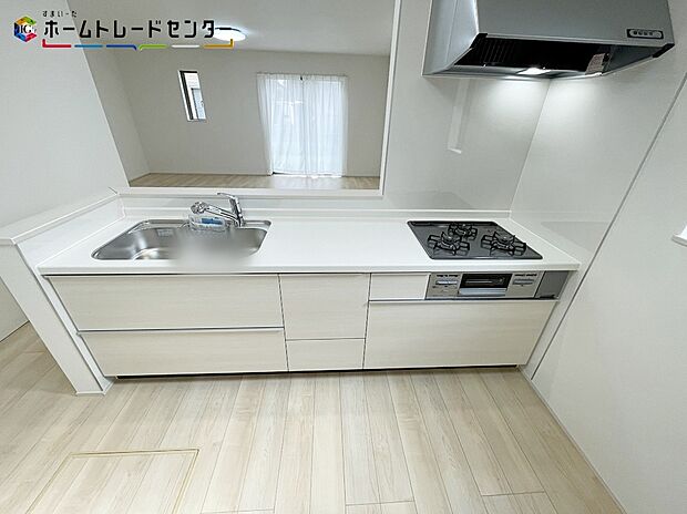 【キッチン】A号棟
対面キッチンは、リビングやダイニングと一体感のある空間が魅力的です！リビング全体を見渡すことができ、テレビを見ながら、家族と会話しながら料理が作れ、コミュニケーションがとても取りやすいです！