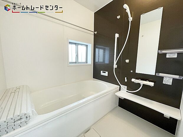 【浴室】B号棟
お風呂は毎日使うものですので、快適でありたいです！足を伸ばして、お風呂場でゆったりできれば、大きなリラックス効果があります！洗い場もゆとりのある広さです！一日の疲れが取れる癒しの空間ですね！