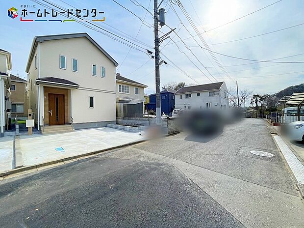 【前面道路含む現地写真】A号棟
平日・お仕事帰りなど、いつでもご案内致します！お気軽にお問い合わせ下さい♪居心地がいい、地震につよい、安心がつづく。価格を超えた価値ある家づくりで、お客様の想いに応えます。