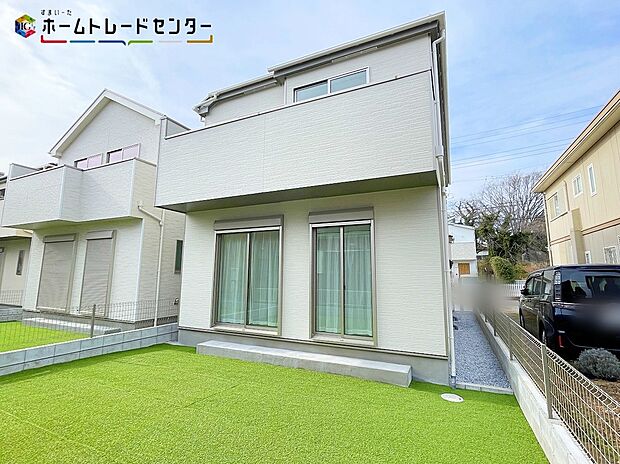 【現地】C号棟
交通量が少ない住宅街なので、雨の日でも車の走行音も気になりません。平日・お仕事帰りなど、いつでもご案内致します！お気軽にお問い合わせ下さい♪お持ちしております！