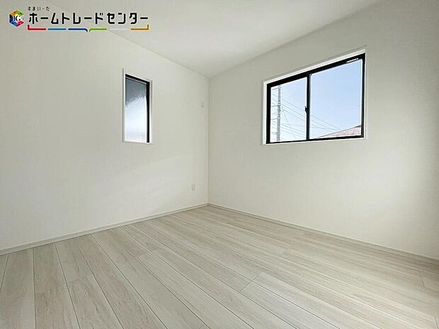 【リビング以外の居室】お子さまの一人部屋にちょうど良い洋室♪収納付きなので、小さなころから片付けが見につきます！いつでもスッキリと整理整頓！窓も２ヵ所で明るいお部屋です！