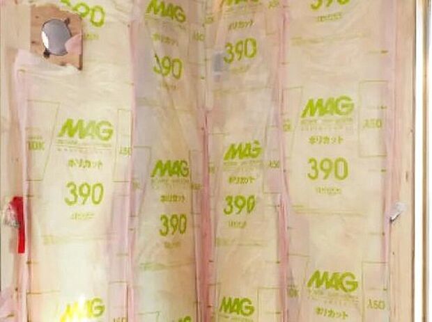 【【グラスウール断熱材】】壁・天井に厚さ100mmのグラスウール断熱材を採用。　グラスウールは不燃材料のガラスを主原料としており、ガラス繊維の間に大量の静止空気を含んでいるため高い断熱性能を発揮します。　また、他の素材に比べて、延焼防止・有毒なガスの発生を抑えてくれます。