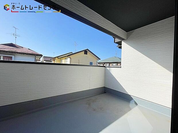 【バルコニー】心地よい春の陽射しや暖かな風を楽しむことが出来るバルコニー。晴れた日にはたっぷりの洗濯物や布団を干せます！屋根があるので急な雨にも慌てずに済みますね！