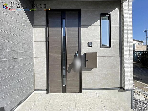 【玄関】玄関ポーチには屋根がついているので雨でも玄関前で濡れずにお出かけ準備が出来ます。セキュリティを高められるTVモニター付きインターフォンが標準装備です！