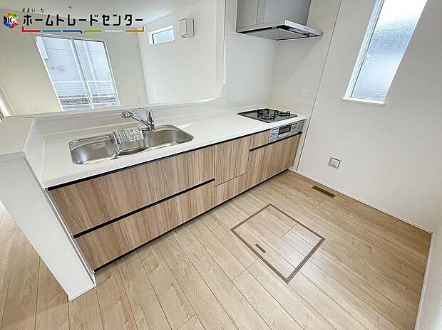 【キッチン】４号棟
対面キッチンです！お客様が来てもひとりにすることなく、おしゃべりを楽しみながらお茶や調理の作業が出来ます！快適なおもてなしができ、お客様も居心地よく過ごせるのではないでしょうか！