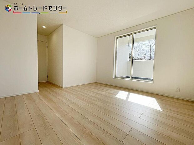 【収納】１号棟
各室収納完備！いつも綺麗に保たれお洒落な状態を維持できます！いつの間にか増える衣類や小物もきちんと片付けられるでしょう！お部屋に収納家具を置かなくても済みますので広々とお使いになれますね！