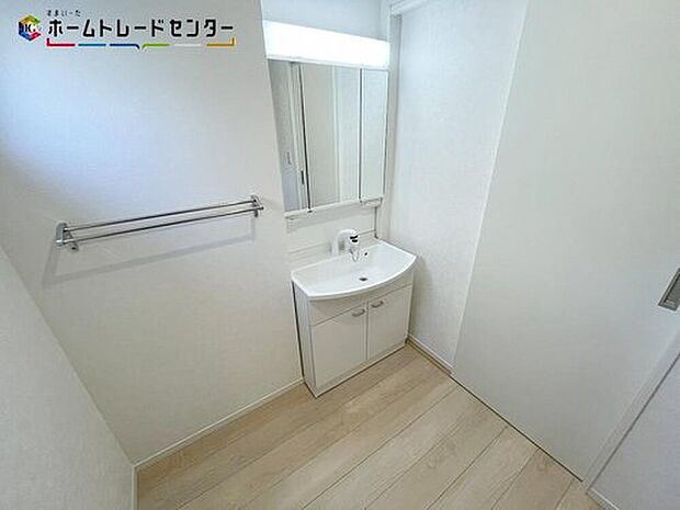 【洗面台・洗面所】１号棟
白を基調とした爽やかなサニタリースペースです！清潔感のある快適空間です。毎日の身支度も気持ち良くお使い頂けます。女性にはうれしい３面鏡化粧台！三方から姿をチェック！