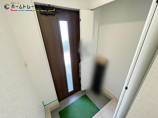 【玄関】１号棟
玄関は、外の明かりが差し込む明るいスペースとなっております！運気の出入り口とも言われておりますので、明るい玄関はご家族の開運にも繋がるでしょう♪