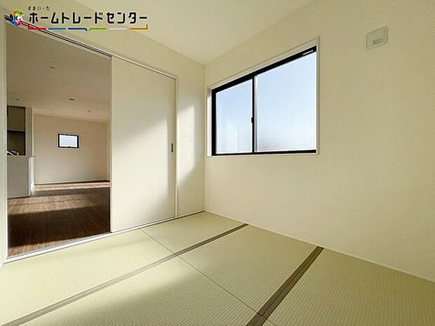 【リビング以外の居室】リビングに続き間の和室があります！来客時にも重宝しますが、小さなお子様を寝かせるスペースにもなりますので、使い方はあなた次第です。収納もございます！お布団などの大物でもしまえる広さです！