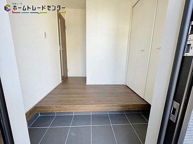 【玄関】家族が毎日出入りする場所！大切な来客を迎える場所！そんな玄関は、自然光を取り込める優しい雰囲気の空間となっております！玄関収納も設置してあり家族の靴も片付けられますので、いつでも綺麗をキープ出来ます！