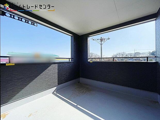 【バルコニー】インナーバルコニーは、急な雨で洗濯物が濡れてしまうのを防いだり、気軽に外で朝食やお茶などを楽しむセカンドリビングのような使い方ができます。夜には家族で星を眺めたり。家族のつながりを強めてくれます！