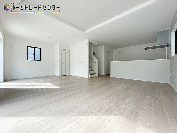 【リビング】1号棟
陽当たり良好のリビング♪大きな窓がありますので、陽光あふれる明るく暖かな空間です。居心地良く、ご家族皆が自然と集まる、ゆったり寛げる憩いの空間となりそうです。コミュニケーションが深まりますね!