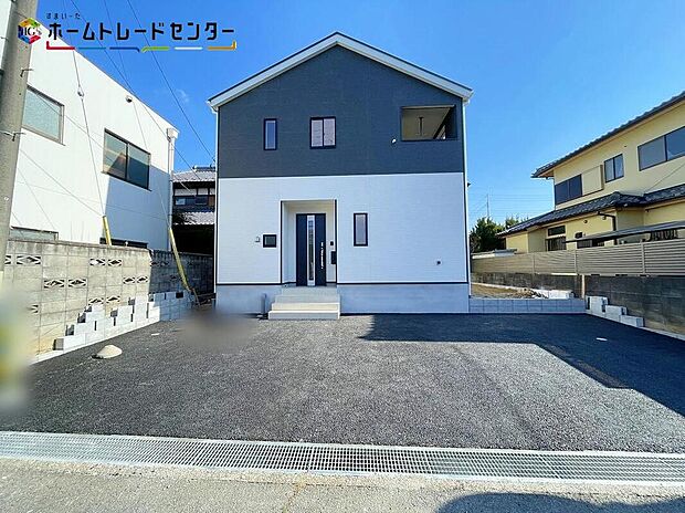 【駐車場】交通量が少ない住宅街なので、雨の日でも車の走行音も気になりません。平日・お仕事帰りなど、いつでもご案内致します！お気軽にお問い合わせ下さい♪お持ちしております！