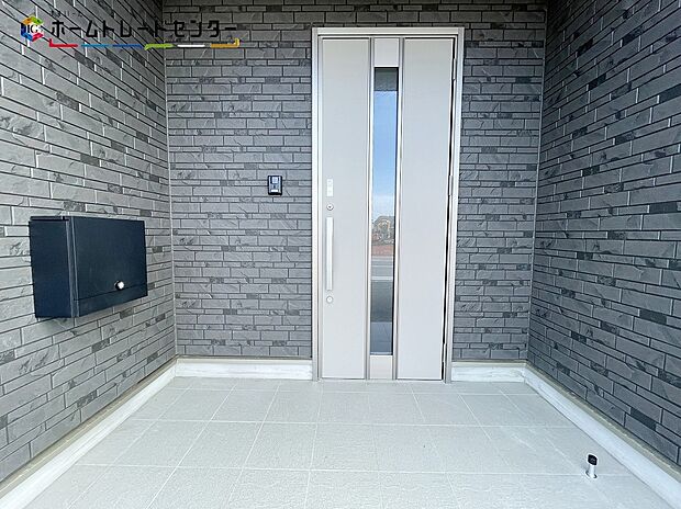 【前面道路含む現地写真】３号棟
駐車場２台可能な戸建ては、夫婦で車を所有しているご家庭や、来客時にも安心の広さ。趣味のバイクや自転車もゆったり置けて、ガレージライフが充実します。