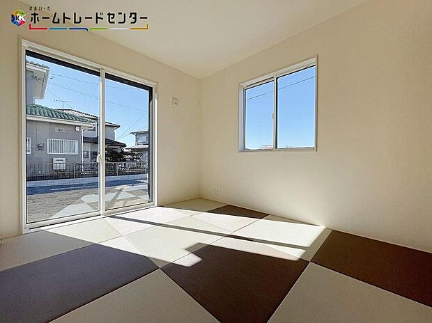 【リビング以外の居室】お子様から片時も目を離せないママは、LDKに隣接した和室で遊ばせたり、寝かしつけるお部屋としたり色々と重宝します！和室の引き戸を開けるとリビングと一体化して、開放的でおしゃれな雰囲気に早変わりです！