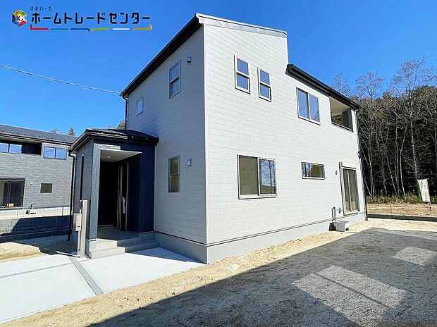 【現地外観写真】３号棟
木のぬくもりが感じられる優しい色合いの外観は、街並みに自然と溶け込み、訪れる人の心をほっと和ませます。家族の時間がより豊かに、穏やかに流れる住まいです。