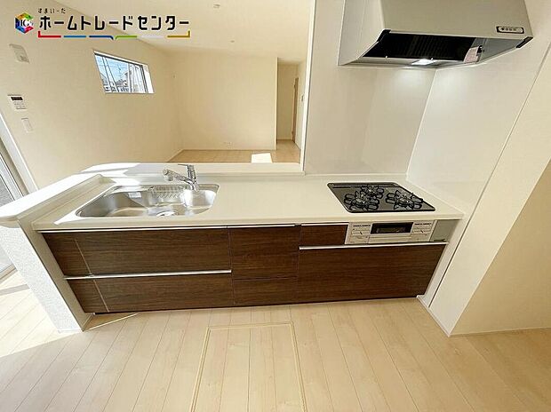 【キッチン】３号棟
広々キッチンなら、前後にも動けお子様と一緒にお菓子作りやパーティ準備も楽しめます♪出来上がった料理も、すぐに並べられますので、お子さんが運ぶなどお手伝い時間も増えそうです！