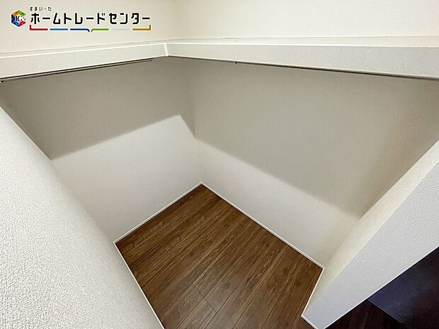 【収納】コートハンガー付きのウォークインクローゼット!大容量ですので、衣替えのわずらわしさもございません!洋服タンスをしまえるくらいの大きさなので、大物も楽々収納でき、すっきりと綺麗な室内をいつでも保てます!