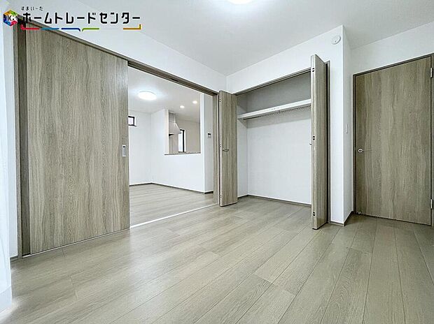 【リビング以外の居室】リビングに隣接したお部屋は、来客時やご夫婦の寝室・お子様の遊び場・書斎、将来家族が増えたときのご両親やお子様お部屋と多目的にお使い頂けます!あってよかったの大変便利なお部屋になっております!