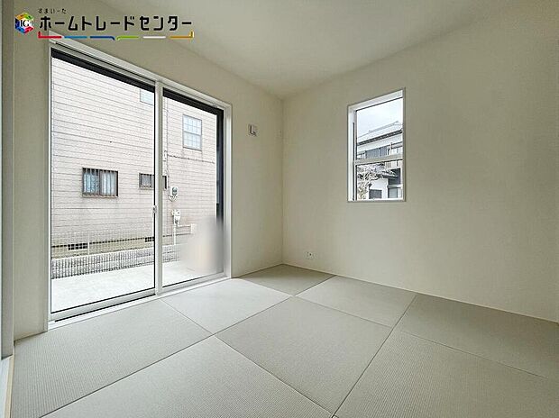 【リビング以外の居室】お子様から片時も目を離せないママは、LDKに隣接した和室で遊ばせたり、寝かしつけるお部屋としたり色々と重宝します！和室の引き戸を開けるとリビングと一体化して、開放的でおしゃれな雰囲気に早変わりです！