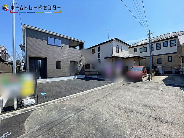 【前面道路含む現地写真】嬉しい仕様がたくさん!
システムキッチン、浴室乾燥機、床下収納、防犯カメラ、TVモニター付きインターホン、人感センサー付玄関灯、EVコンセント、駐車2台可(車種による)♪