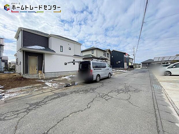 【前面道路含む現地写真 A号棟】交通量が少ない住宅街なので、雨の日でも車の走行音も気になりません。平日・お仕事帰りなど、いつでもご案内致します!お気軽にお問い合わせ下さい♪お持ちしております!