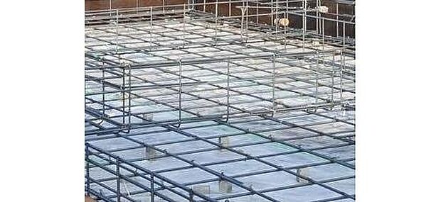 【足元を支えるベタ基礎】立ち上がりと底面全体が一体の鉄筋コンクリート造(仕上がり幅150mm・底盤厚150mm)。 「不同沈下」や「地面からの湿気」に対する有効な措置と言えます。 また、基礎と土台とをつなぐアンカーボルトは、大きな地震などにより建物が基礎から外れたり持ち上げられたりしないための役割があります。