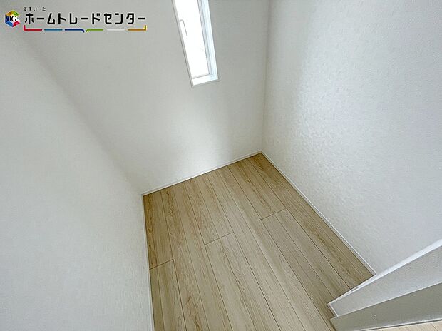 【収納】お子様の成長は早いものです!どんどん増えていく荷物も、楽々しまえる収納力です!お部屋は美しい空間を保てますね!オシャレなママは洋服もたくさんです!収納に困らないよう、各部屋の収納力も見逃せない!!