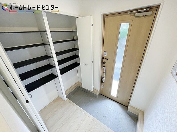【玄関】ご家族が増えると靴の数も増えますね。大容量の収納力で大家族の履物もすっきり収納できます!いつでも玄関周りがすっきりと片付きますので、急な来客でも慌てません!最初に入る我が家の自慢の空間のひとつです!