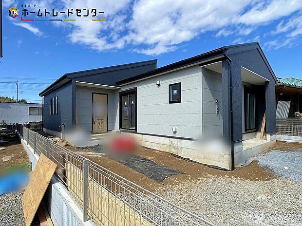 【現地外観写真】３号棟
一戸建ての大きなメリットは、「自分の土地」を自由に使えること。好きなペットが飼えるほか、ガーデニングやＤＩＹ、車の手入れなど様々な趣味を楽しめます♪広いお庭でのびのびと開放的に暮らしましょう！