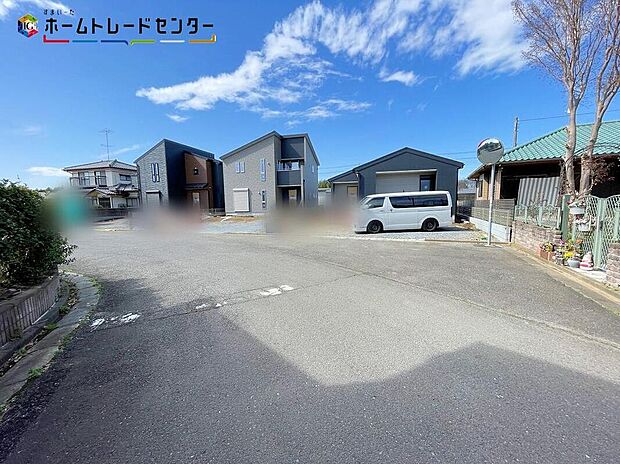 【前面道路含む現地写真】３号棟
家族の笑顔があふれる、ぬくもりと安心に包まれた夢のマイホーム。四季の移ろいを感じながら、心豊かな暮らしを育む理想の住まいです。毎日が特別になる、そんな場所に出会ってください！