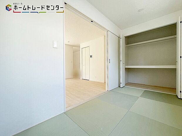 【 リビング以外の居室】１号棟
あると落ち着く『和室』♪窓から入る暖かな日差しについウトウトしてしまいます！家事の休憩スペースやお子様のお昼寝スペースとしても活用してください♪押し入れもあるので安心です♪