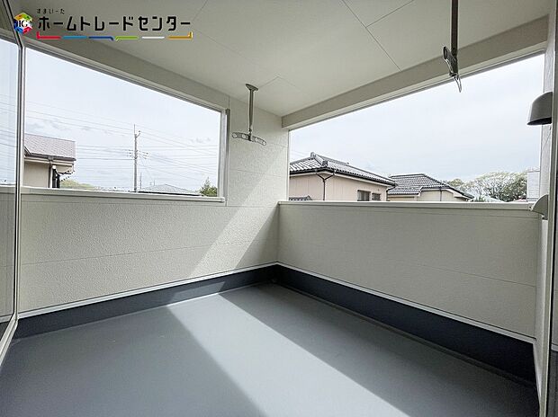 【バルコニー】２号棟
家族分の洗濯物やお布団が一気に干せます！重労働ですし、お天気にも左右される家事ですが快適でスムーズに行えるよう、動きやすい広さを確保しております！室内と外空間の中間のような雰囲気が得られます！