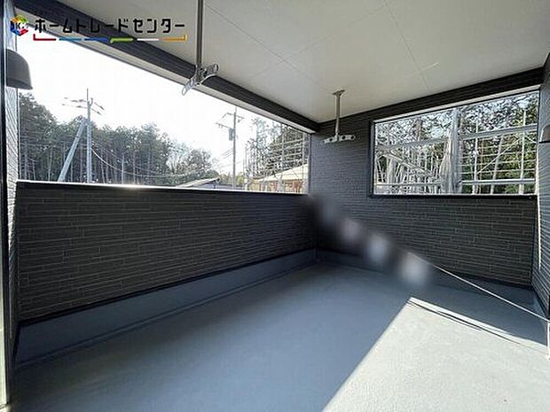 【バルコニー】１９号棟
インナーバルコニーは、広く取られた屋根付き空間なので、急な天気の変化などにも慌てることがありません。またプライバシーが確保でき、家族の憩いの場としても利用可能です。