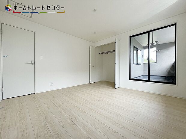 【 リビング以外の居室】ベルコニーに面しているお部屋なので、お陽さまの光を、さわやかな風をたっぷりとりこめます。室内はいつも明るい印象なので気持ちの良い朝を迎えられます。スッキリ起きる朝は一日の生活も明るくなりそうですね！
