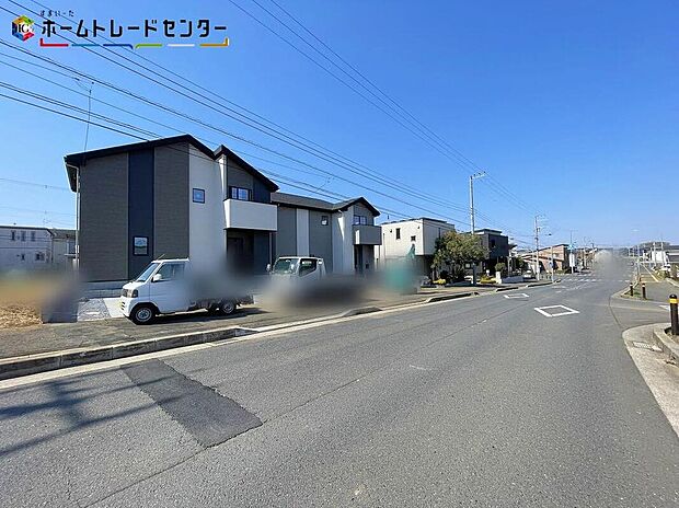 【前面道路含む現地写真】2号棟
車通りが少なく騒音が少ないため、静かで落ち着いた暮らしができるでしょう!高齢者やお子様も安心して歩ける安全な環境は暮らしやすく、長く住み続けられる環境です!