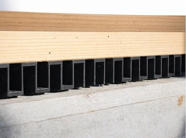 【【ロング基礎パッキン】】基礎パッキンを使用することで基礎の全周が換気口に早変わり。　コーナー部分もしっかり換気ができ床下をカラリと保つことがきます。　基礎と土台間に敷きこむことで、土台と基礎が直接触れるのを防ぎ、コンクリートから木部への水分移動もシャットアウトする効果があります。

