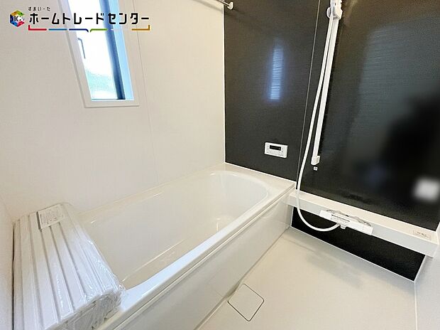 【浴室】浴室乾燥機付きのバスルームとなっております♪落ち着いた雰囲気のゆったり寛げるバスルーム。毎日のバスタイムが楽しみになりそうです。窓があることで、換気環境も良好。掃除もスムーズに出来ます。