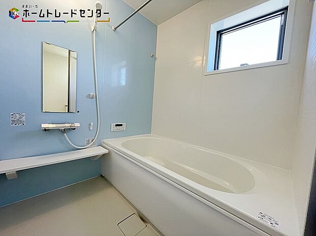 【浴室】１号棟
浴室は湿気がたまりやすく、換気扇だけではどうしてもカビが出やすいです。窓もあり浴室乾燥機も設置されておりますのでカビの抑制に繋がります！雨の日や花粉の季節も心配いりません